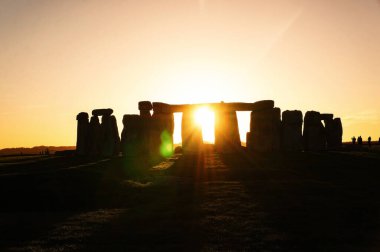 Günbatımında gizemli bir anıt