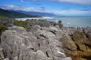 Yeni Zelanda Paparoa Ulusal Parkı 'nın batı kıyısında Punakaiki Krep Kayası ve hava delikleri