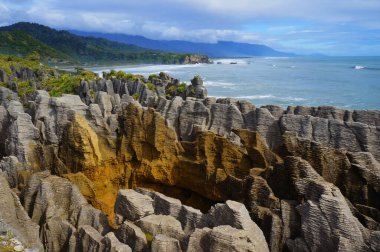 Yeni Zelanda Paparoa Ulusal Parkı 'nın batı kıyısında Punakaiki Krep Kayası ve hava delikleri