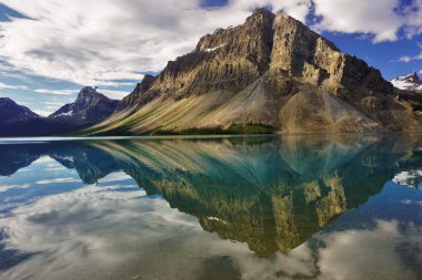 Batı Kanada 'daki Bow Gölü' nde yansıma