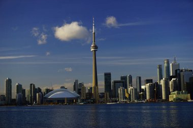 Toronro şehir merkezinde ikonik kulesi var.