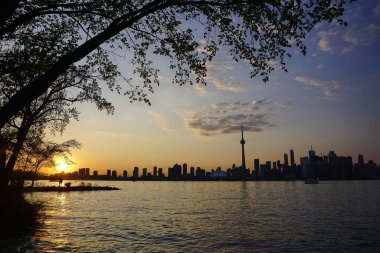 Toronto şehir merkezinde gün batımında ikonik kulesi olan