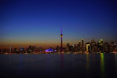 Toronto şehir merkezinde gün batımında ikonik kulesi olan