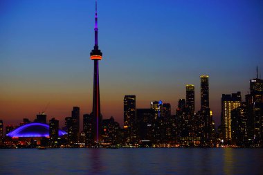 Toronto şehir merkezinde gün batımında ikonik kulesi olan