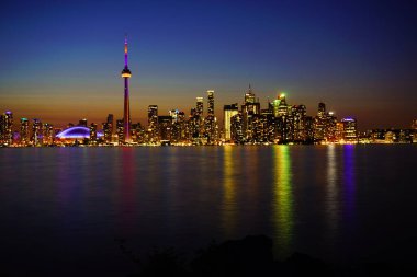 Toronto şehir merkezinde gün batımında ikonik kulesi olan