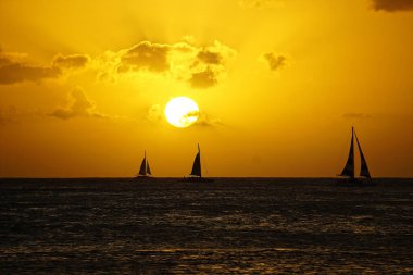 Günbatımında yat silueti