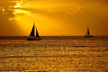 Günbatımında yat silueti