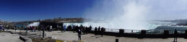 At nalı düşüşü, Niagara Şelalesi Kanadalı tarafından güneşli bir günde görülüyor.