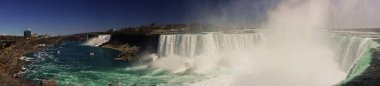Niagara 'da panoramatik manzara Kanada tarafından düşüyor