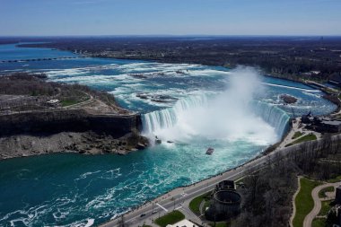 At nalı düşüşü, Niagara Şelalesi Kanadalı tarafından güneşli bir günde görülüyor.