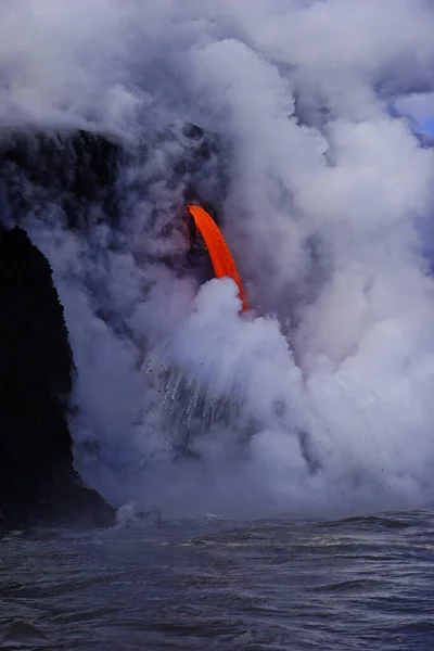Lawa Wpadająca Oceanu Klifu Hawajach — Zdjęcie stockowe