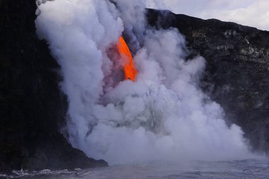 Hawaii 'deki uçurumdan okyanusa akan lavlar.