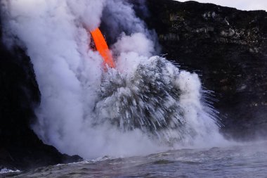 Hawaii 'deki uçurumdan okyanusa akan lavlar.