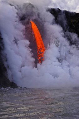 Hawaii 'deki uçurumdan okyanusa akan lavlar.