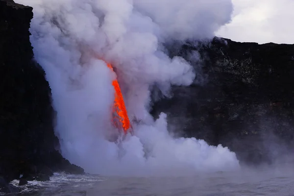 Lava Que Fluye Océano Desde Acantilado Isla Grande Hawaii —  Fotos de Stock