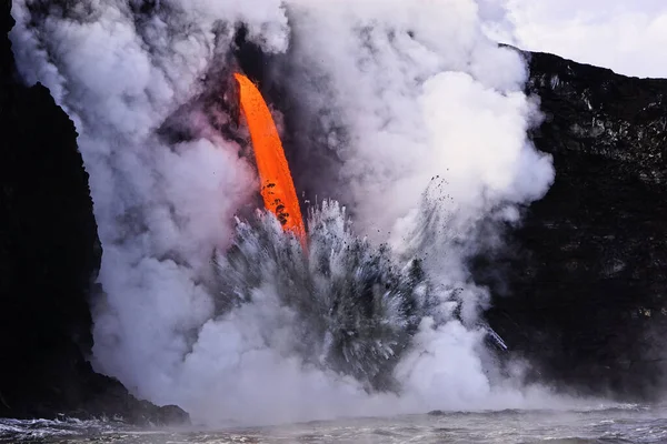 Lava Ρέει Στον Ωκεανό Από Τον Γκρεμό Στο Μεγάλο Νησί — Φωτογραφία Αρχείου