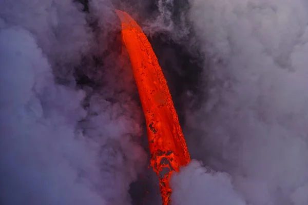 Lava Ρέει Στον Ωκεανό Από Τον Γκρεμό Στο Μεγάλο Νησί — Φωτογραφία Αρχείου