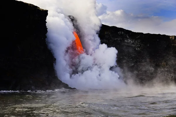 Lava Que Fluye Océano Desde Acantilado Isla Grande Hawaii —  Fotos de Stock