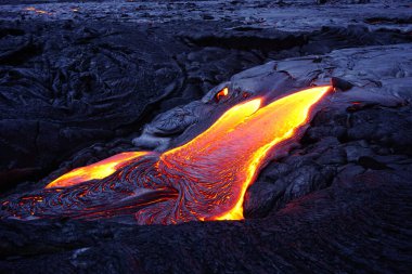 Hawaii 'deki büyük adada akan lavlar.