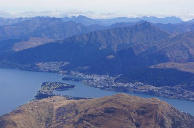 Wanaka Gölü 'ndeki olağanüstü dağlardan ve Yeni Zelanda' nın Güney Adası 'ndaki Queenstown' dan görüntüler