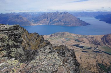 Yeni Zelanda 'nın Güney Adası' ndaki Wakatipu Gölü ve Queenstown 'daki dikkate değer dağlardan görüntüler