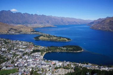 Güneşli bir günde Wakatipu Gölü, Olağanüstü ve Queenstown 'un güzel manzarası. Yeni Zelanda Güney Adası