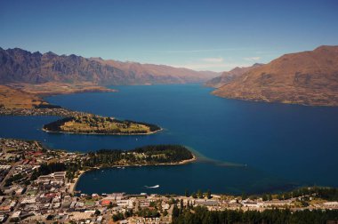 Güneşli bir günde Wakatipu Gölü, Olağanüstü ve Queenstown 'un güzel manzarası. Yeni Zelanda Güney Adası