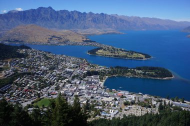 Güneşli bir günde Wakatipu Gölü, Olağanüstü ve Queenstown 'un güzel manzarası. Yeni Zelanda Güney Adası