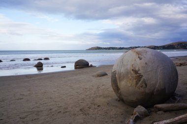 Moeraki Kayaları Yeni Zelanda 'daki Koekohe Sahili boyunca uzanan eşsiz yuvarlak taşlardır.
