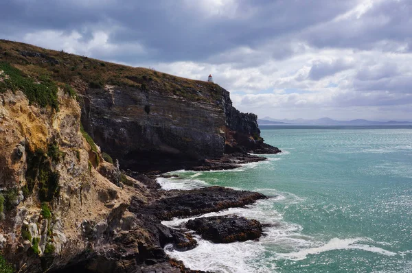 Scenic Cliff Landschap Met Dramatische Wolken Kleine Vuurtoren Rug — Stockfoto