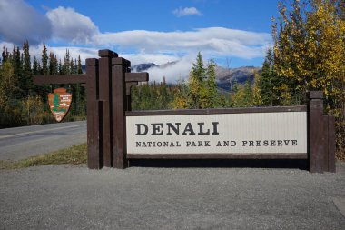 Alaska 'daki Denali Milli Parkı' na giriş tabelası