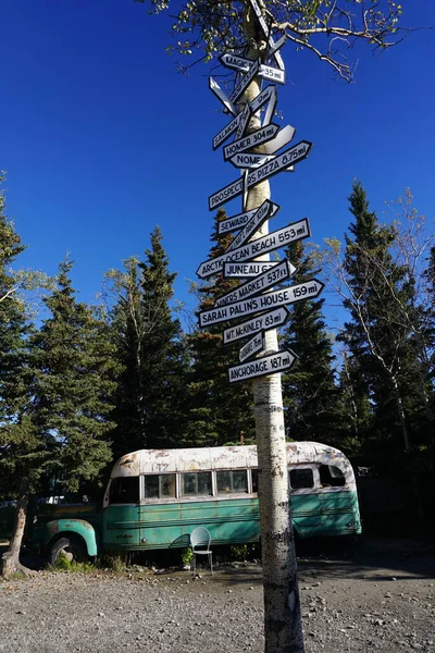 Πράσινο Μαγικό Λεωφορείο Από Την Ταινία Στην Άγρια Φύση Αλάσκα — Φωτογραφία Αρχείου