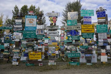 İşaret Postası Ormanı, Watson Gölü 'nün Alaska Otoyolu, Watson Gölü, Yukon, Kanada' daki en popüler yeridir.,