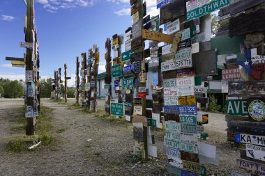 İşaret Postası Ormanı, Watson Gölü 'nün Alaska Otoyolu, Watson Gölü, Yukon, Kanada' daki en popüler yeridir.,