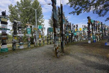 İşaret Postası Ormanı, Watson Gölü 'nün Alaska Otoyolu, Watson Gölü, Yukon, Kanada' daki en popüler yeridir.,
