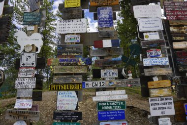 İşaret Postası Ormanı, Watson Gölü 'nün Alaska Otoyolu, Watson Gölü, Yukon, Kanada' daki en popüler yeridir.,