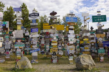 İşaret Postası Ormanı, Watson Gölü 'nün Alaska Otoyolu, Watson Gölü, Yukon, Kanada' daki en popüler yeridir.,