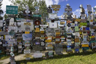 İşaret Postası Ormanı, Watson Gölü 'nün Alaska Otoyolu, Watson Gölü, Yukon, Kanada' daki en popüler yeridir.,