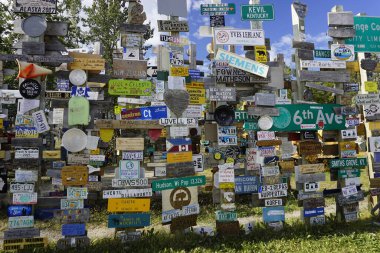 İşaret Postası Ormanı, Watson Gölü 'nün Alaska Otoyolu, Watson Gölü, Yukon, Kanada' daki en popüler yeridir.,