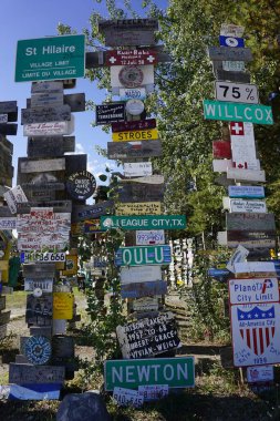 İşaret Postası Ormanı, Watson Gölü 'nün Alaska Otoyolu, Watson Gölü, Yukon, Kanada' daki en popüler yeridir.,