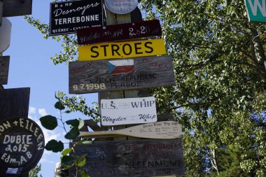 İşaret Postası Ormanı, Watson Gölü 'nün Alaska Otoyolu, Watson Gölü, Yukon, Kanada' daki en popüler yeridir.,