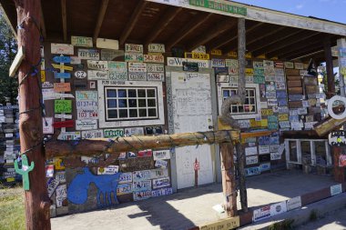 Watson Gölü, Yukon, Kanada - 7 Ağustos 2016: Alaska Otoyolu üzerindeki Watson Gölü 'nde İşaret Postası Ormanı en popüler ilgi odağı