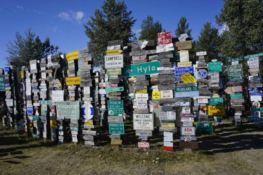 Watson Gölü, Yukon, Kanada - 7 Ağustos 2016: Alaska Otoyolu üzerindeki Watson Gölü 'nde İşaret Postası Ormanı en popüler ilgi odağı