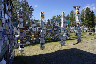 Watson Gölü, Yukon, Kanada - 7 Ağustos 2016: Alaska Otoyolu üzerindeki Watson Gölü 'nde İşaret Postası Ormanı en popüler ilgi odağı