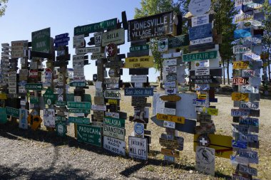 Watson Gölü, Yukon, Kanada - 7 Ağustos 2016: Alaska Otoyolu üzerindeki Watson Gölü 'nde İşaret Postası Ormanı en popüler ilgi odağı
