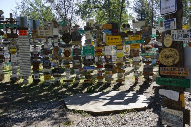 Watson Gölü, Yukon, Kanada - 7 Ağustos 2016: Alaska Otoyolu üzerindeki Watson Gölü 'nde İşaret Postası Ormanı en popüler ilgi odağı