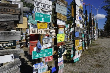 Watson Gölü, Yukon, Kanada - 7 Ağustos 2016: Alaska Otoyolu üzerindeki Watson Gölü 'nde İşaret Postası Ormanı en popüler ilgi odağı