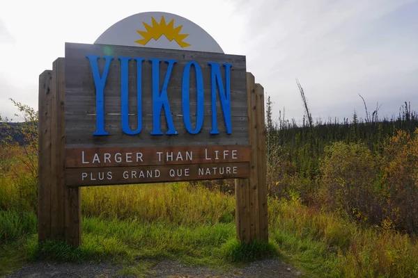 Kuzey Kanada Yukon Bölge Yol Tabelası — Stok fotoğraf