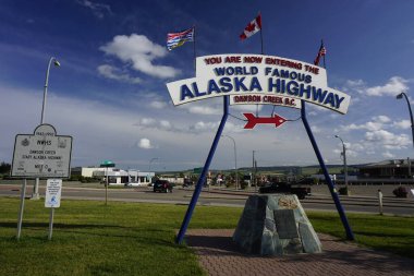 Kanada Dawson Creek 'te Alaska otoyolu tabelası