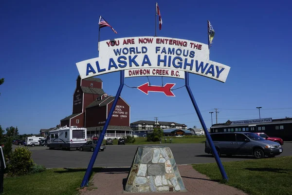 Πινακίδα Αυτοκινητοδρόμου Αλάσκα Στο Dawson Creek Στον Καναδά — Φωτογραφία Αρχείου